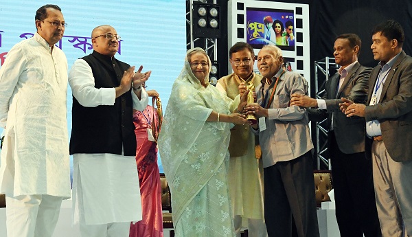 প্রধানমন্ত্রী শেখ হাসিনা দুই বছরের জাতীয় চলচ্চিত্র পুরস্কার প্রদান করলেন