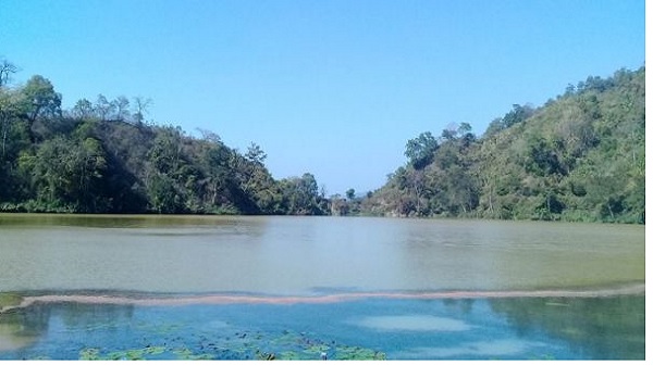 বান্দরবানের বগা লেকের পানির রঙ হঠাৎ বদলে যায়। বান্দরবানের বগা লেকের পানির রঙ হঠাৎ বদলে যায়।