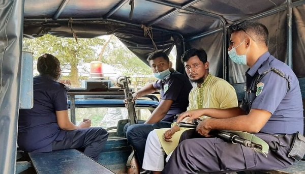 স্বামীর গাড়ি থেকে ঝাঁপ দিয়ে মারা গেলেন এক স্ত্রী