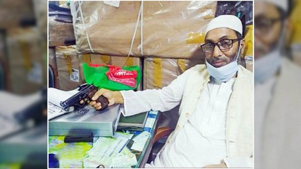 অস্ত্র হাতে ভাইরাল এমপি রেজাউল করিমের ফেসবুকে নগ্ন ছবি