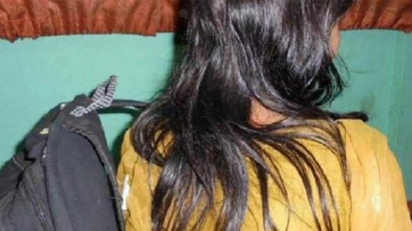 স্কুল ছাত্রীর পিছু ছাড়লেন না চাচা, একা পেয়ে ছিঁড়লেন জামা