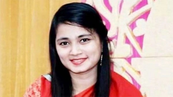 মিন্নির বোন তিন্নির ঘরজুড়ে বই-খাতা আর ক্রেস্ট ছেয়ে আছে